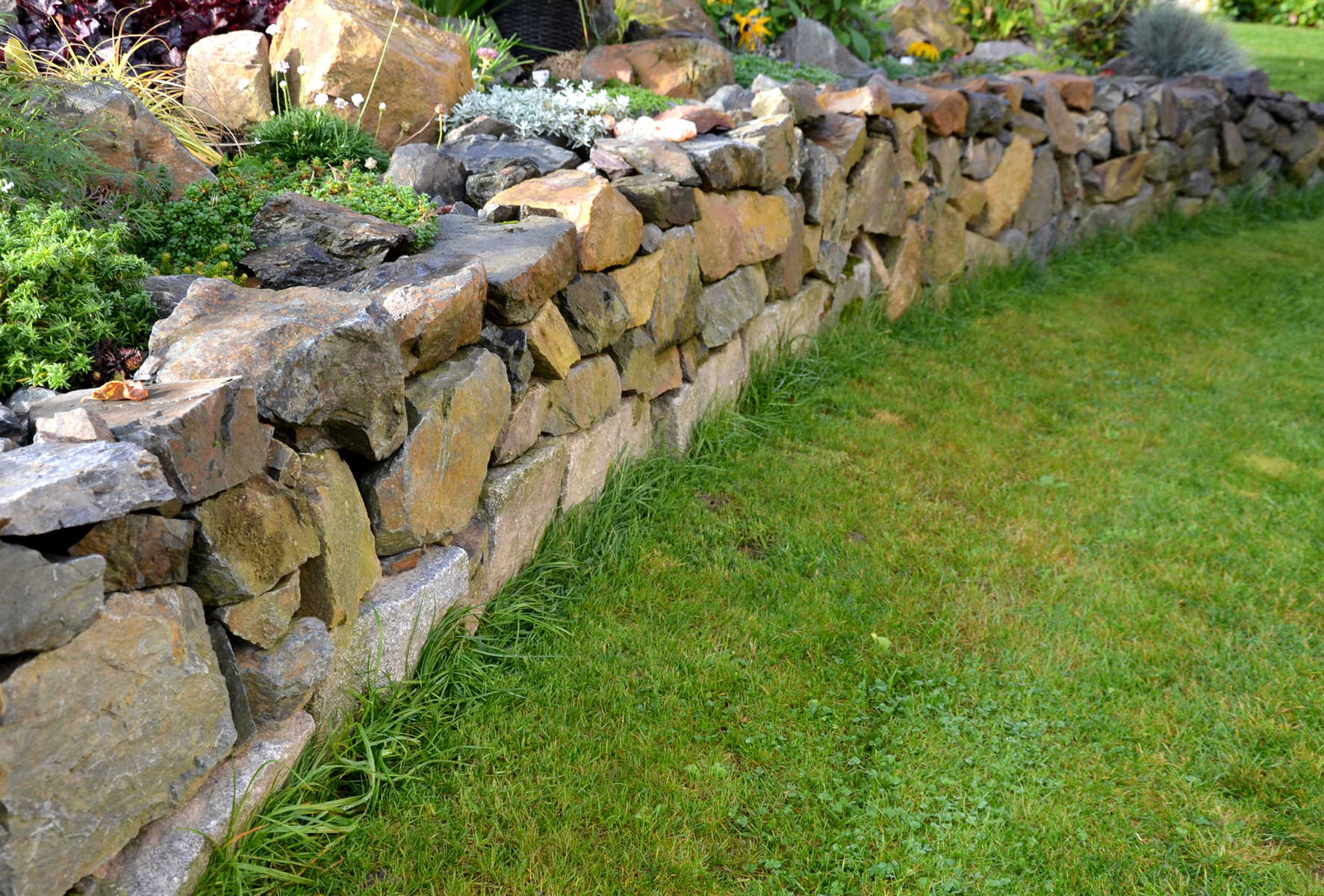 Stone retaining wall construction